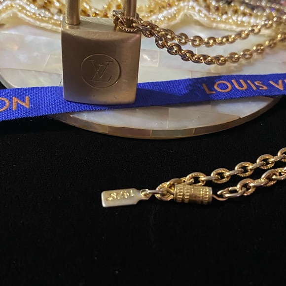 Louis Vuitton RARE 201 Series 100% Authentic Gold Lock & Vintage Chain & Ribbon! - Picture 4 of 7